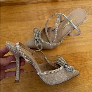 NIB size 6 Elegant Glitter Heels with Bow Accent